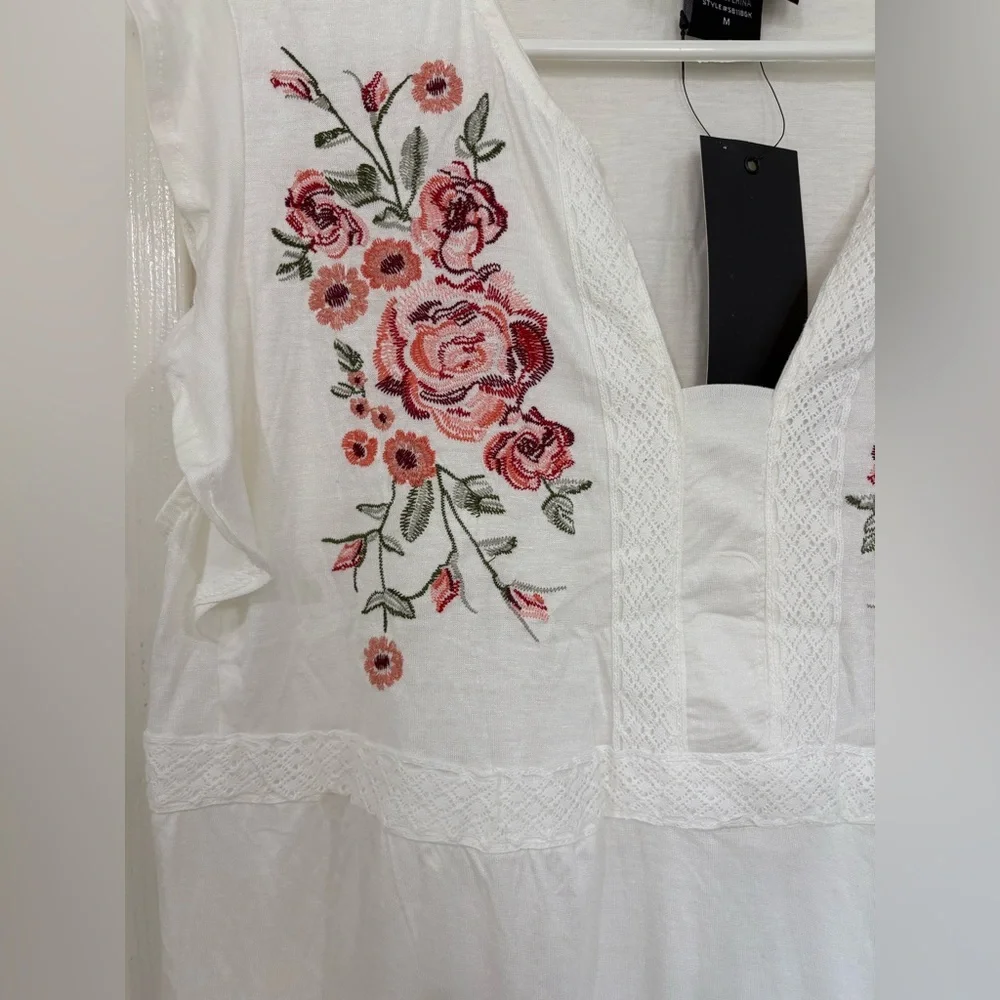 Liv Los Angeles White Embroidered Sleeveless Blouse - Picture 3 of 7